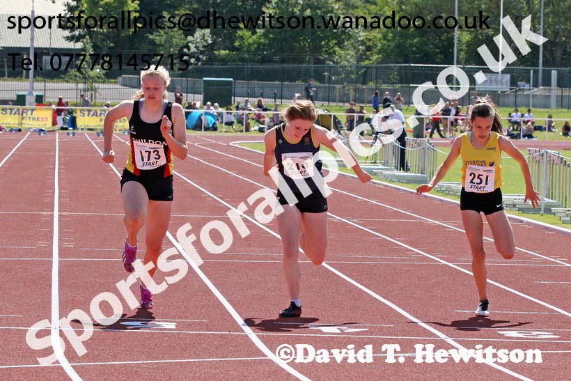 Under-15 girls 100 metres. Photo: David T. Hewitson/Sports for All Pics